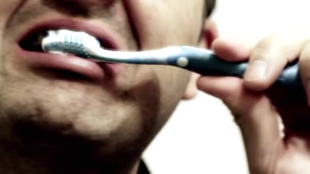 Dentes de limpeza homem — Vídeo de Stock