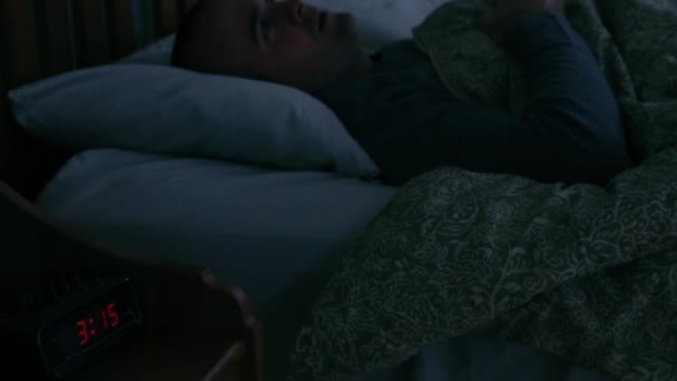 Hombre que tiene problemas para dormir — Vídeo de stock