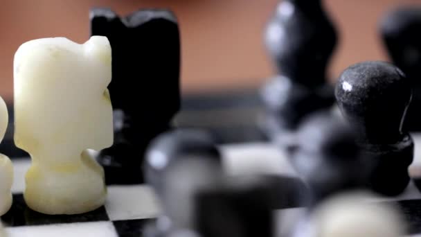Člověk se pohybuje šachová figurka — Stock video