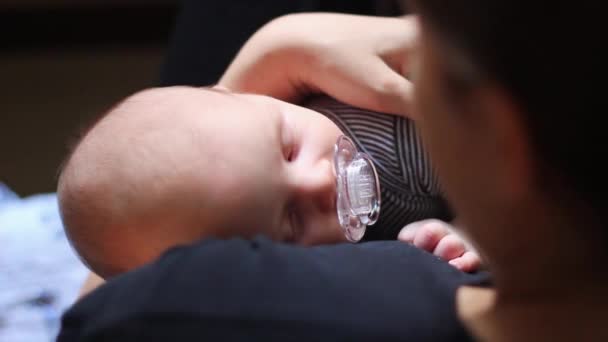 母の生まれたばかりの赤ちゃんのロッキング — ストック動画