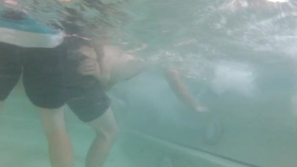 Homens lutando na piscina — Vídeo de Stock