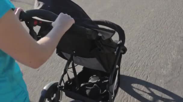 Женщина с ребенком в коляске — стоковое видео
