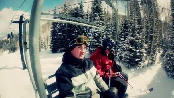 Muži na lyžařské sedačkové lanovky — Stock video