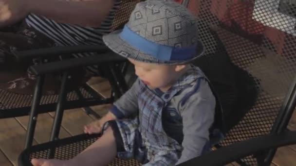男の赤ちゃんと遊ぶ母 — ストック動画