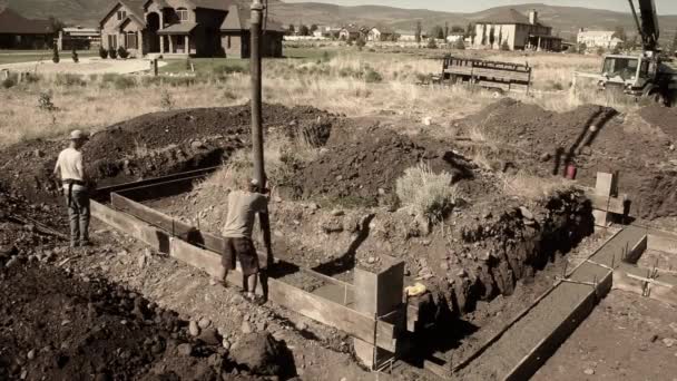 Trabalhadores da construção preparam uma casa — Vídeo de Stock