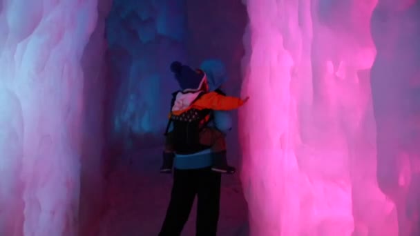 Mère et bébé dans le château de glace — Video