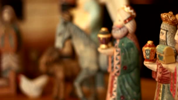 Hand gesneden Nativity Creche — Stockvideo