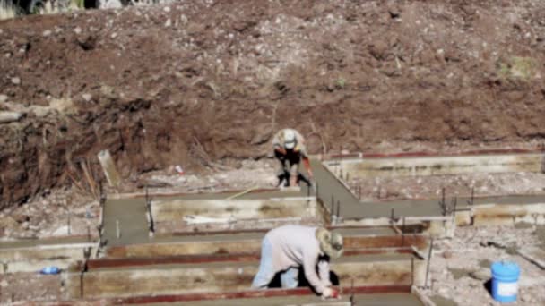 Trabajadores de la construcción preparan una casa — Vídeos de Stock