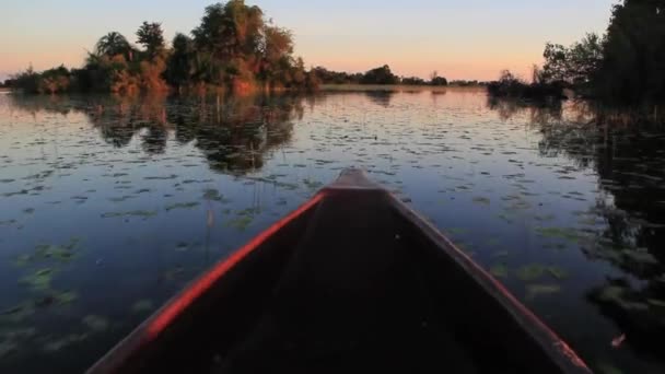 Човен, що рухається через озеро — стокове відео