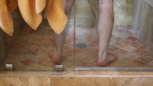 Man neemt een douche — Stockvideo