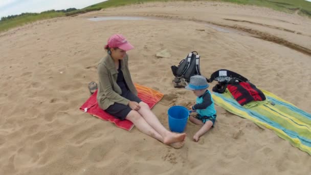 妈妈和宝宝在海滩 — 图库视频影像