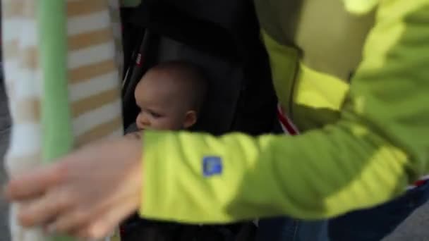 Madre cubriendo a su bebé — Vídeos de Stock