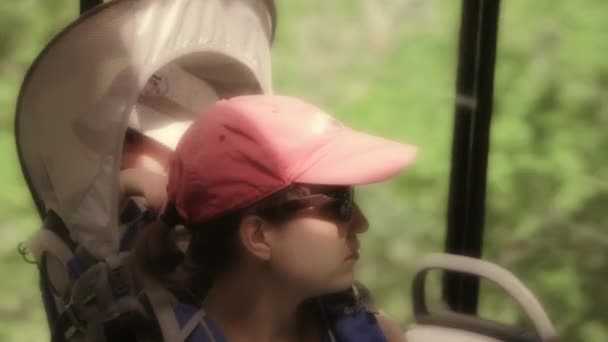 Madre con bebé en autobús — Vídeos de Stock