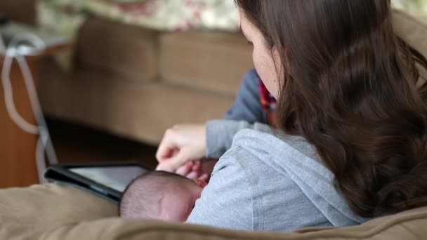 Мати доглядає новонароджену дитину — стокове відео