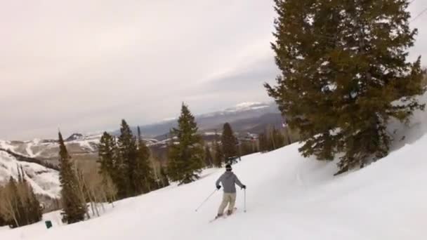 Man skidåkning på en mountain resort — Stockvideo