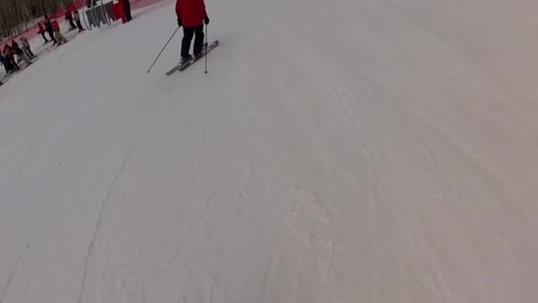 Hombre esquiando por la colina — Vídeo de stock