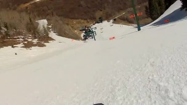 Hombre esquiando en la nieve — Vídeo de stock