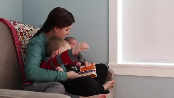 Hikayelerini okuyarak anne — Stok video