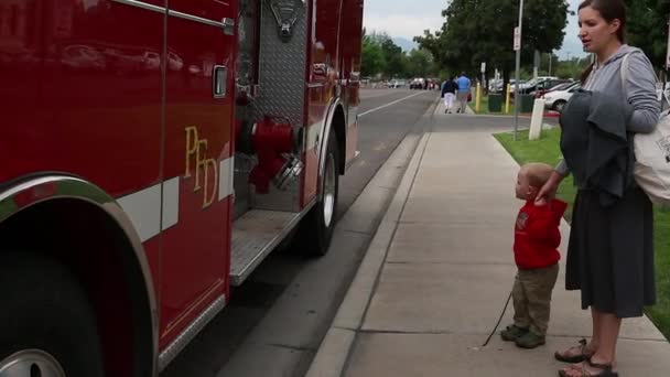 Mother and son by a fire engine — Stock Video