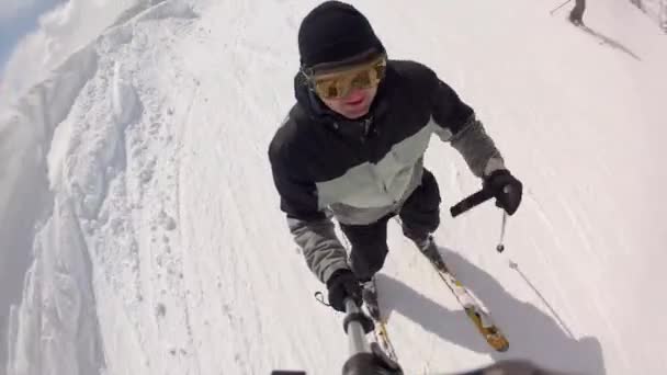 Mann beim Skifahren auf Bergstation — Stockvideo