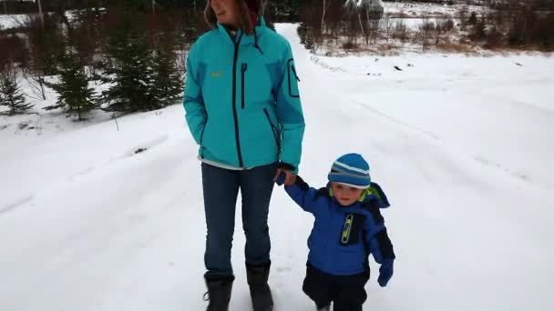 Mor och barn gå — Stockvideo