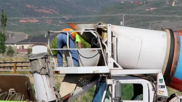 Mężczyzna czyści Cement ciężarówka — Wideo stockowe