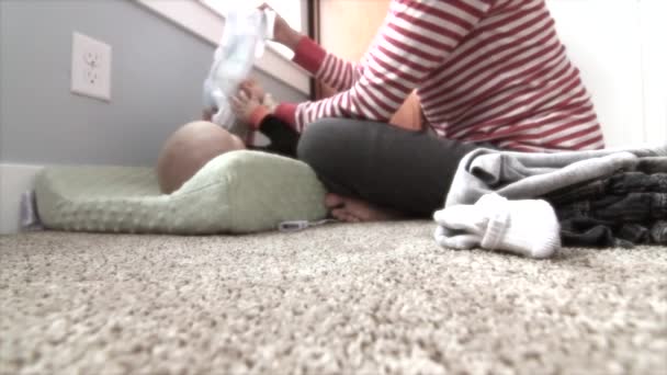 母は、彼女の赤ちゃんのおむつを変更します。 — ストック動画
