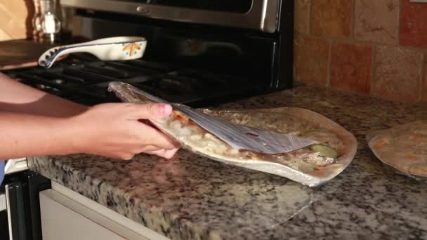 Μαγείρεμα πίτσα μια μητέρα — Αρχείο Βίντεο