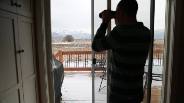 Homme regardant à travers les jumelles — Video