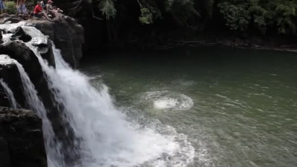 Mujer salta desde el acantilado — Vídeo de stock