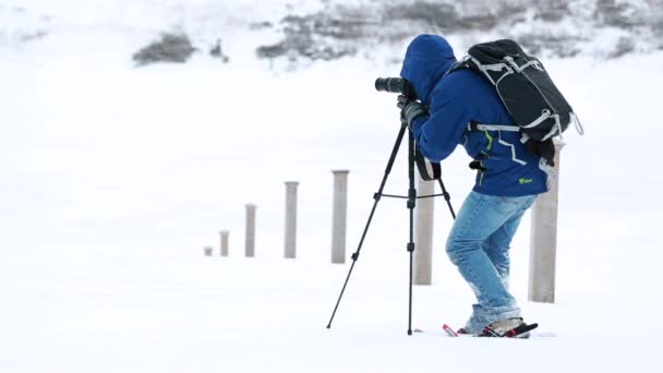 Photographer taking pictures of ocean — Stock Video