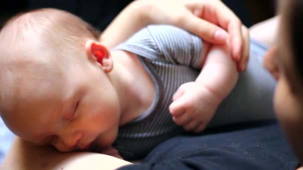 Mother holding newborn baby — Stock Video