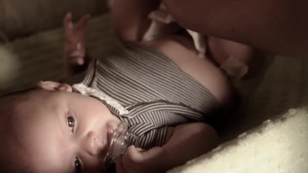 Anne değişiklikleri bebek bezi — Stok video