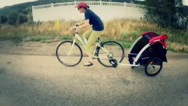 Mãe puxando reboque bicicleta — Vídeo de Stock