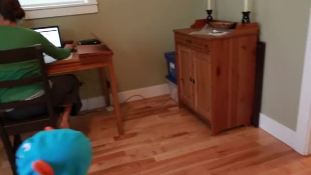 Ev ofisinde çalışan anne — Stok video