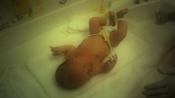 Baby worden gereinigd door het verplegend personeel — Stockvideo