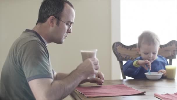 Homem bebe shake para beakfast — Vídeo de Stock