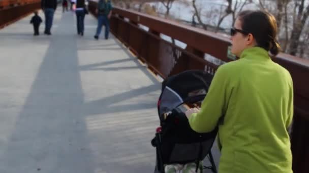 Mamma går med en baby — Stockvideo