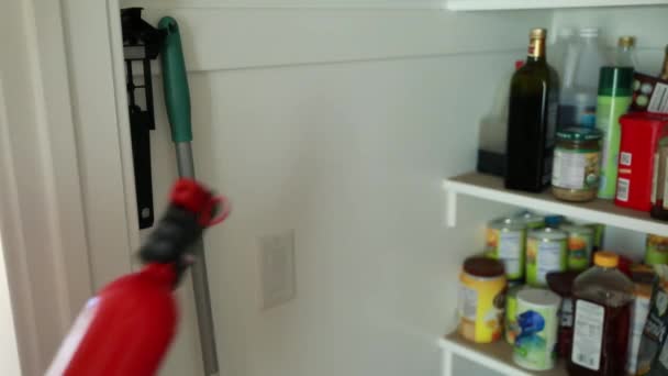 A man removes a fire extinguisher — Stockvideo