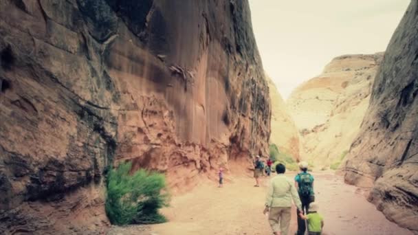 家庭通过插槽峡谷徒步旅行 — 图库视频影像