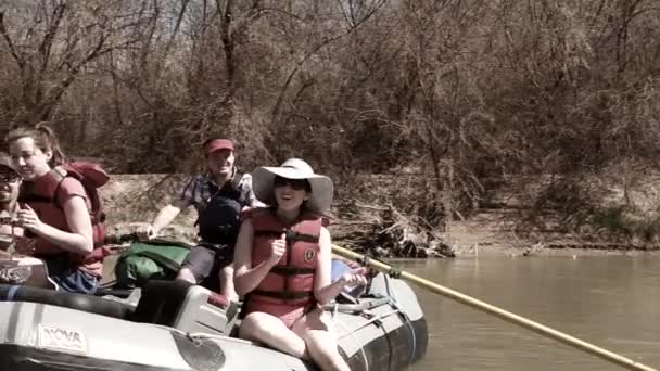Gruppe Flussrafting auf dem Fluss San Juan an der Klippe — Stockvideo