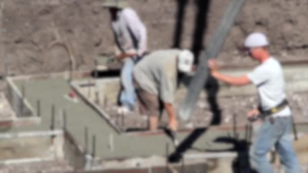İnşaat işçileri bir ev hazırlamak — Stok video