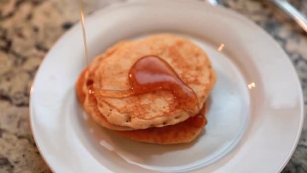 Pfannkuchen kochen in der Küche — Stockvideo