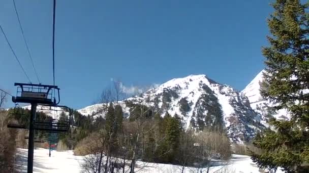 Elevador de esqui em um resort de montanha — Vídeo de Stock