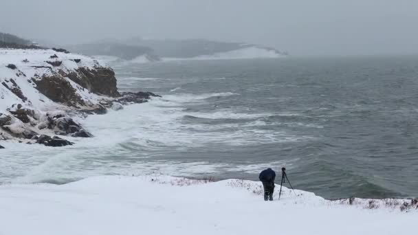 Photographer taking pictures of ocean — Stock Video