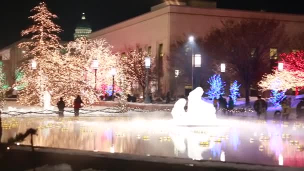 Gente disfrutando de las luces de Navidad — Vídeos de Stock