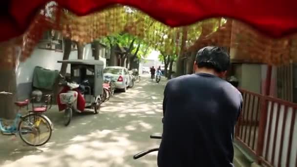 Pousse-pousse conduite sur un vélo — Stockvideo