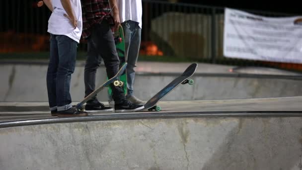 Скейтбордисты в скейт-парке — стоковое видео