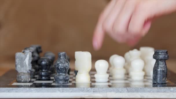 Дві людини грають у шахи — стокове відео