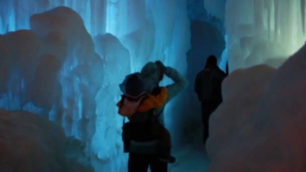 Oamenii merg pe jos un castel de gheață — Videoclip de stoc